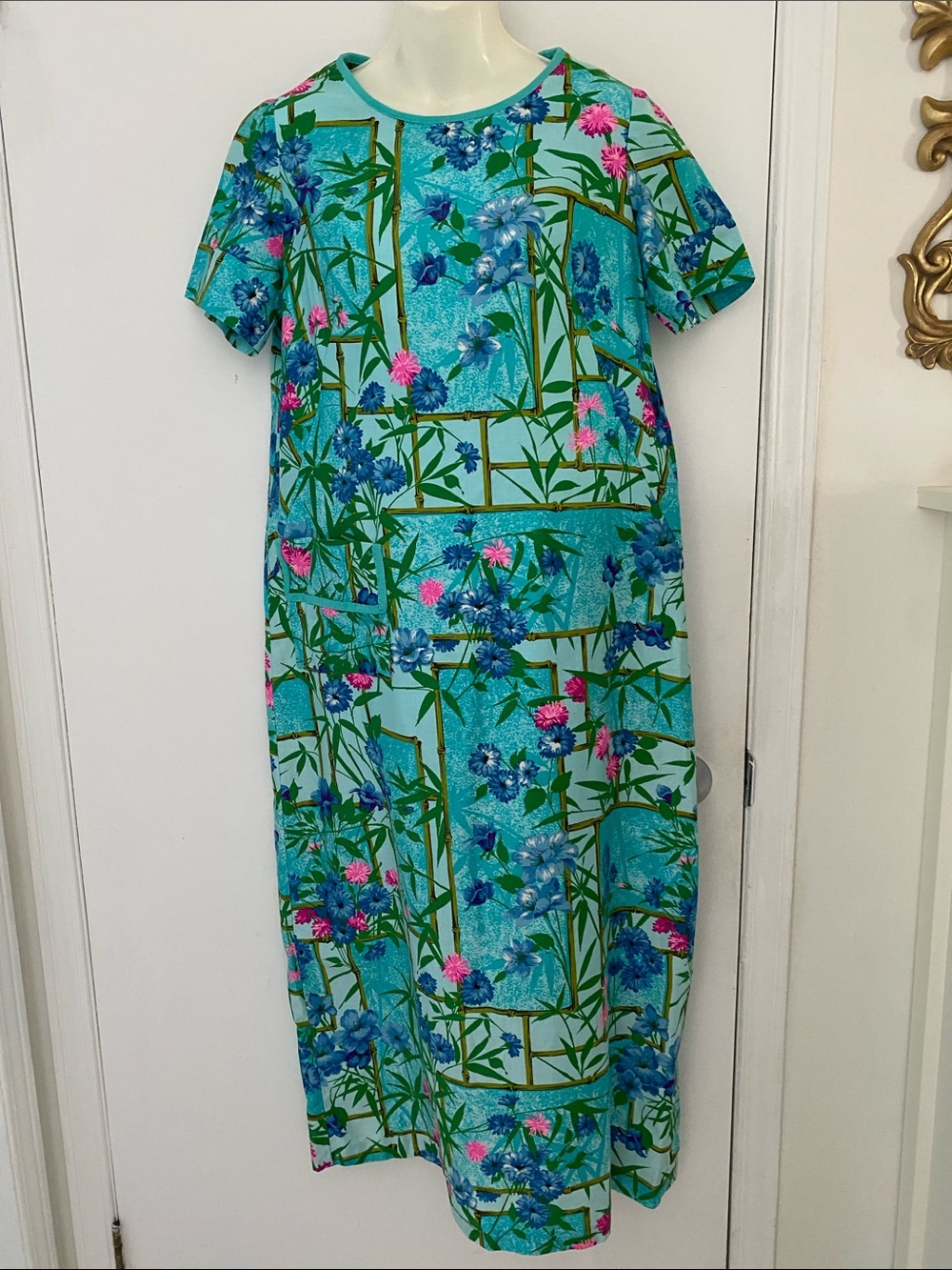 Hawaiin Made VTG circa 1960/70’s Turquoise Floral Short-Sleeve Maxi Dress Medium